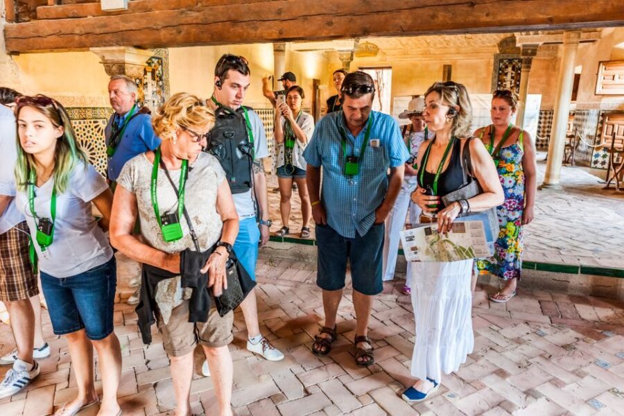 Granada: Alhambra & Nasrid Palaces Tour with Tickets - Analyzing the Experience: What You Can Expect