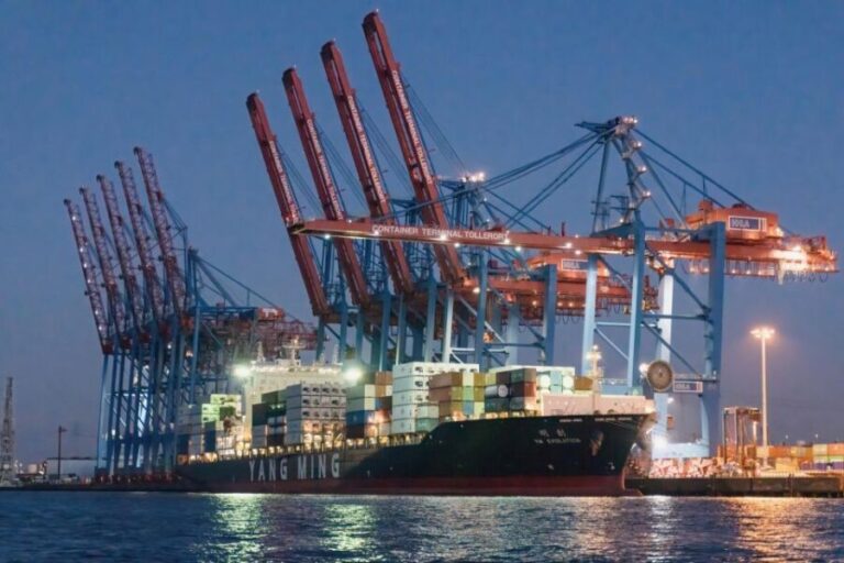 Hamburg: 1.5-Hour Evening Lights Harbour Cruise on a Ship - The Itinerary in Detail