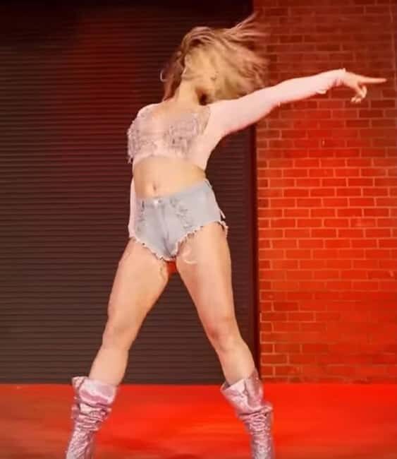 Hamburg: Private St. Pauli Night Tour with Musical Dancer - What Makes This Tour Stand Out?