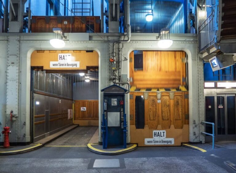 Hamburg: Reeperbahn, Port, & Fish Market Morning Tour - What to Keep in Mind