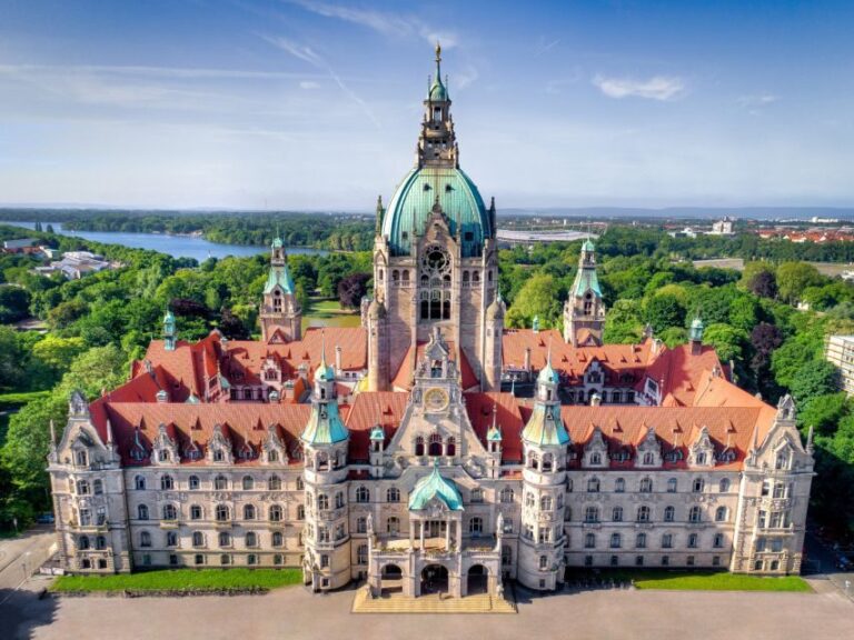 Hannover: New Town Hall exclusive Guided Walking Tour - Who Should Consider This Tour?