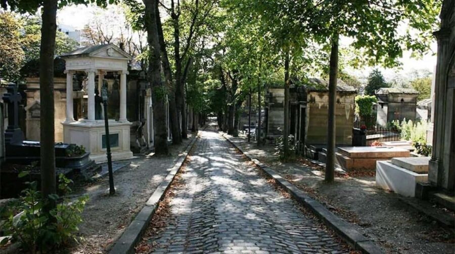 Join a small group tour of the Père Lachaise cemetery in Italian - Exploring the highlights of Père Lachaise