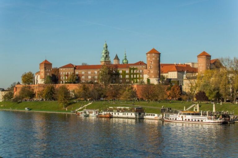 Krakow: Guided Wawel Tour, Lunch, and Vistula River Cruise - Lunch: Tasting Krakows Flavors