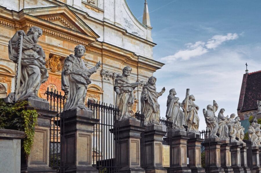 Krakow: Old Town Audio-Guided Walking Tour with Headset - The Experience in Practice