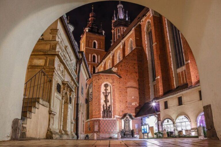 Kraków: Old Town & Wawel Castle Walking Tour - Wawel Hill and the Royal Grounds