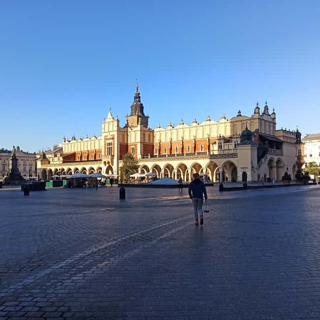 Krakow: Royal Route Guided Walking Tour - kleine groep - The Main Market Square and Its Stories