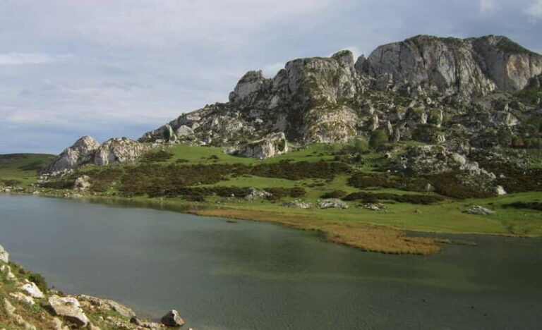 Lakes of Covadonga and Sanctuary of Covadonga: Guided and interpreted tour - Exploring Asturias: What to Expect on the Tour