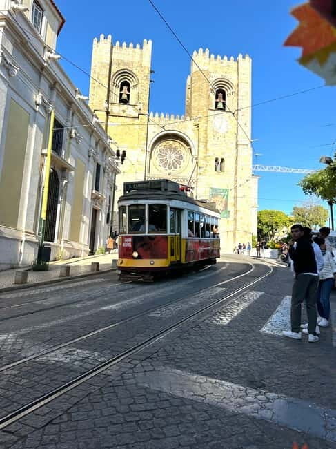 Lisbon sightseeing Big OVERVIEW (4h) Tuk Tuk city Tour - Why Choose a Tuk Tuk Tour in Lisbon?