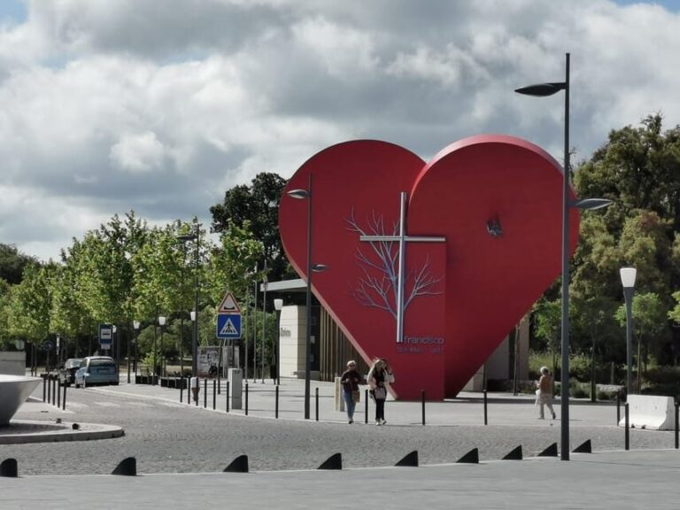 Lisbon to Fatima Nazaré and Óbidos Private Full Day Tour - An In-Depth Look at the Tour Experience