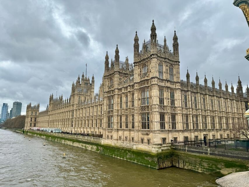 London Highlights Group Tour on Spanish - The Value of Guided Insight