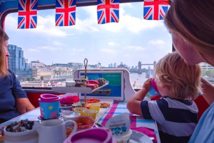 London: Peppa Pig Afternoon Tea Bus Tour with Audio Guide - Landmarks and Sightseeing