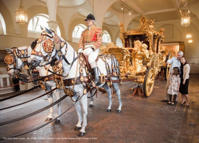 London: Royal Walking Tour with Guard Change & Royal Mews - What to Expect from the Experience