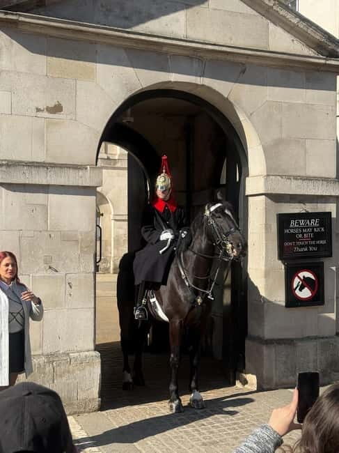 London: Top 10 Express Guided Walking Tour - Guides and Commentary