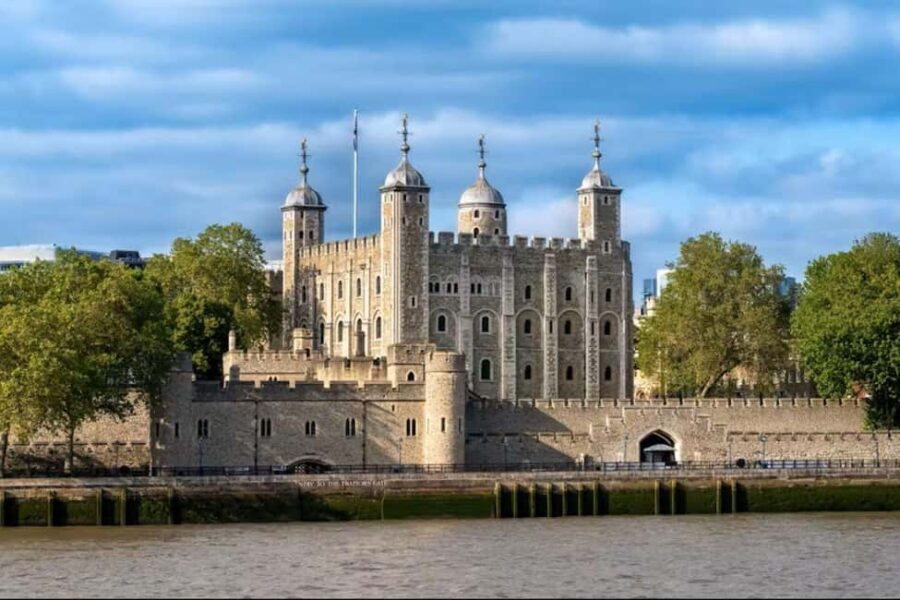 London: Tower of London and Crown Jewels Private Guided Tour - The Value of a Private Guide