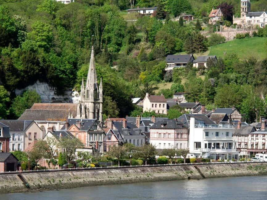 Lourdes: Express Walk with a Local in 60 minutes - Diving Into the Landmarks
