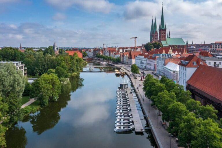 Lübeck: Electric Boat Rental - without driving licence - What to Expect During Your Cruise
