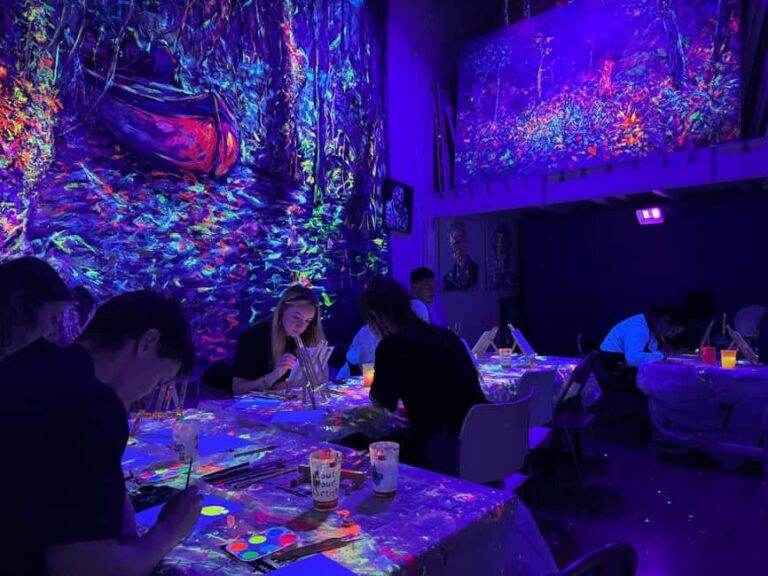 Lyon : Neon painting in an artist's studio - gallery - In-Depth Review of the Neon Painting Workshop