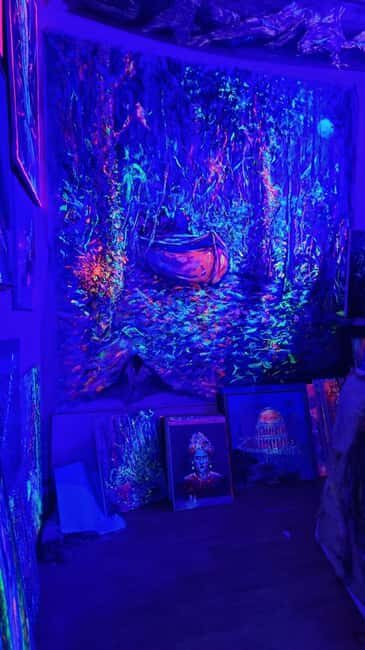 Lyon: Tarot Reading and Neon Painting Workshop - The Setting and Atmosphere