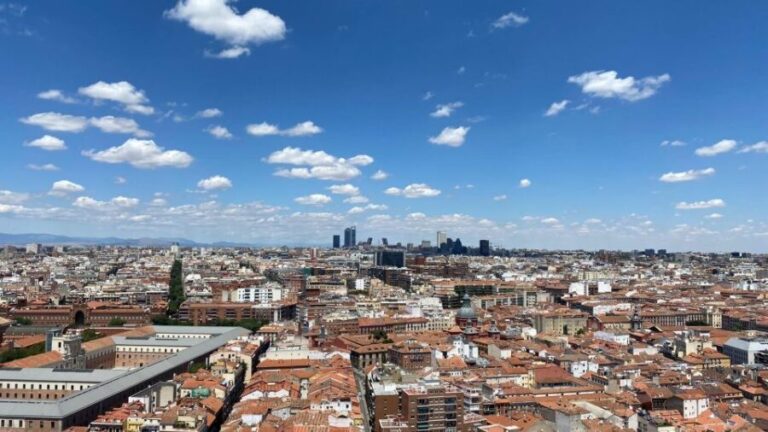 Madrid: Gran Vía Rooftops and Architecture Tour - Who is this tour for?