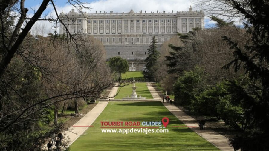 Madrid: Private Walking Tour 4 hours with Royal Palace - Starting Point: The Heart of Madrid