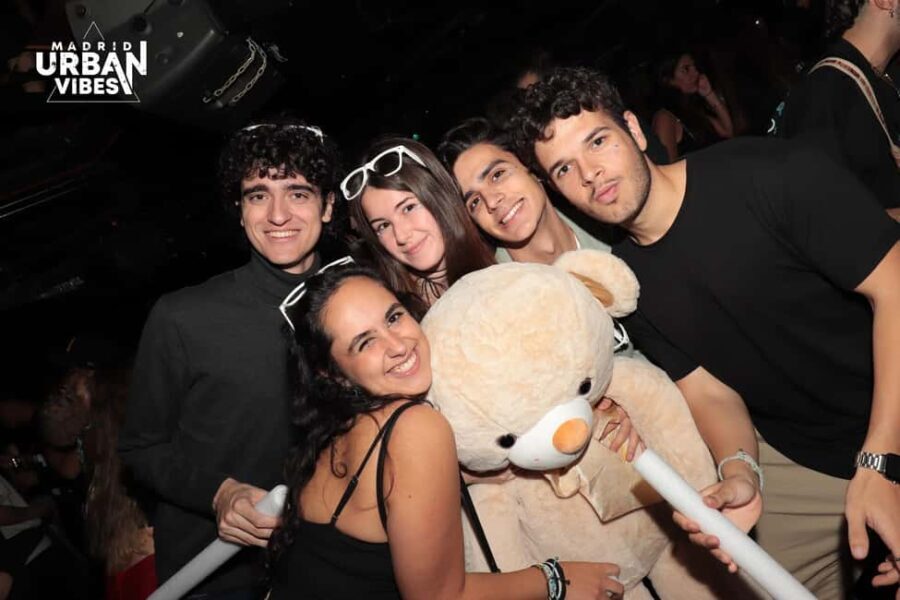 Madrid: Top Pub Crawl with Drinks and Free Nightclub Entry - Practical Tips for Going