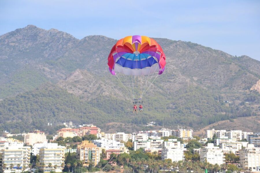 Marbella from the heights: Parasailing - Who Should Consider this Experience?