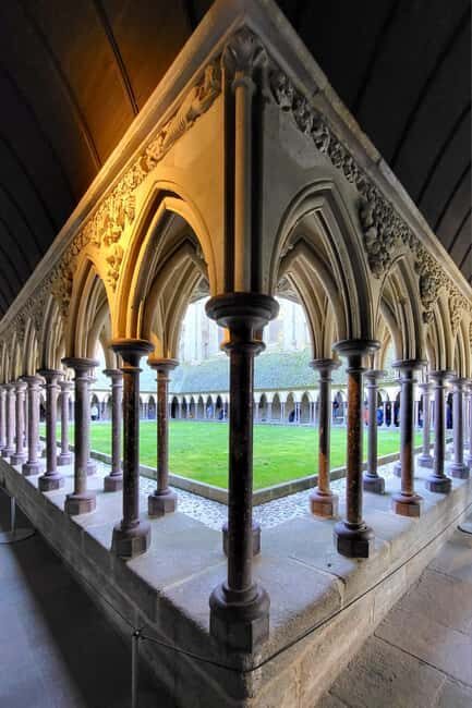 Mont Saint Michel : Full day private guided tour from Paris - Inside Mont Saint Michel: What to Expect