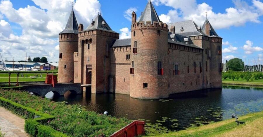 Muiden: Entry Ticket to Muiderslot Castle - Exploring the Castle and Gardens