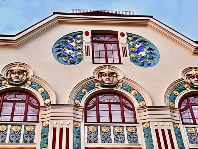 Munich: Guided Private E-Bike Tour with Beer Garden Lunch - The Beer Garden Lunch Experience