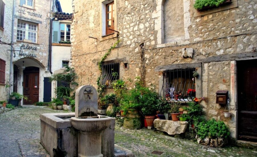 Nice: Cannes, Antibes & St Paul de Vence Half-Day Tour - Antibes: the Seaside Sophisticate