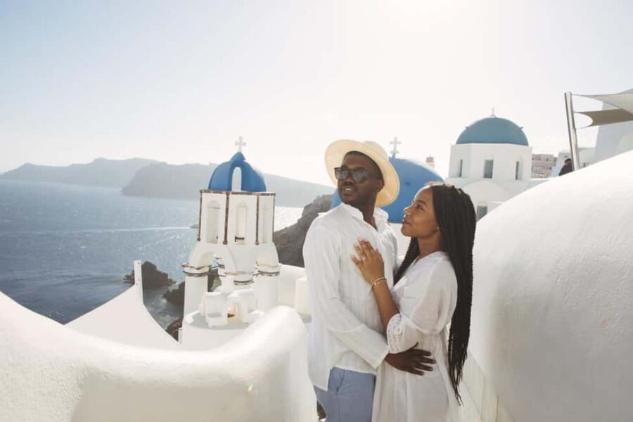 Oia: 30' photo session for couples or solo travelers - The Experience in Detail: What to Expect