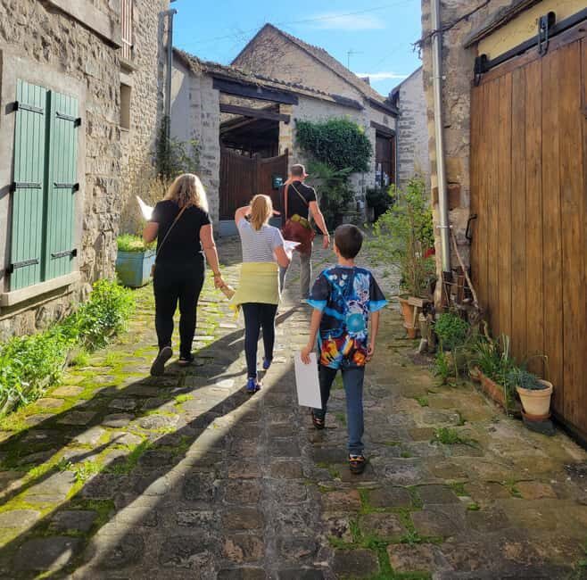 Outdoor Escape Game - Les Sucreries Royales - The Guides and Support