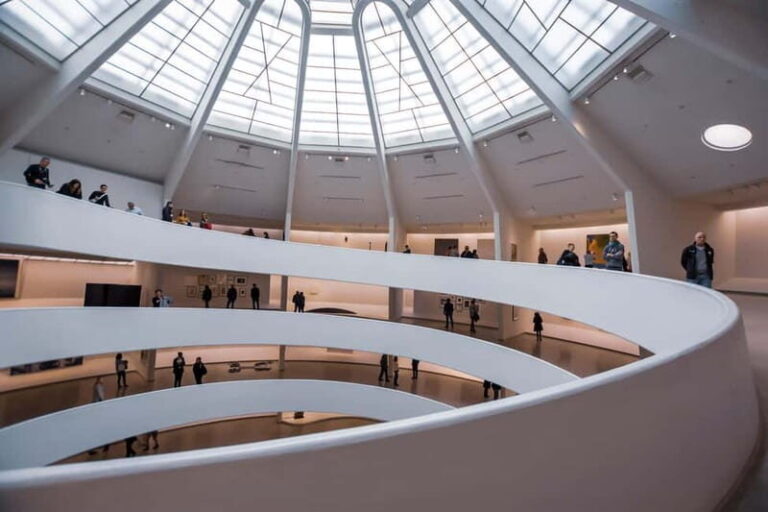 Outdoor guided visit and access to Guggenheim Museum (ES) - Who Should Consider This Tour?