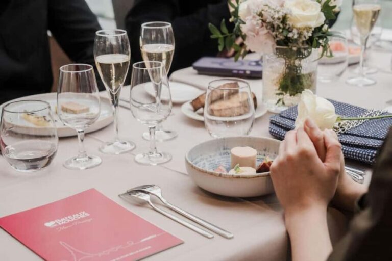 Paris: 4-Course Dinner Cruise on Seine River with Live Music - Navigating the Itinerary: From Landmarks to Love Songs