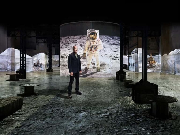 Paris: Atelier des Lumières entry ticket Destination Moon - The Value of the Experience