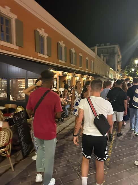 Paris International Pub Crawl with Free Shots & Fun Games - Group Size and Social Dynamics