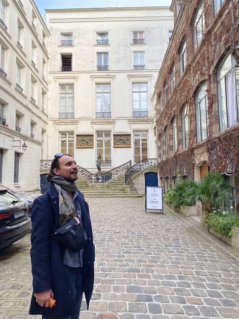 Paris: Marais Contemporary Art Galleries with an artist - FAQs