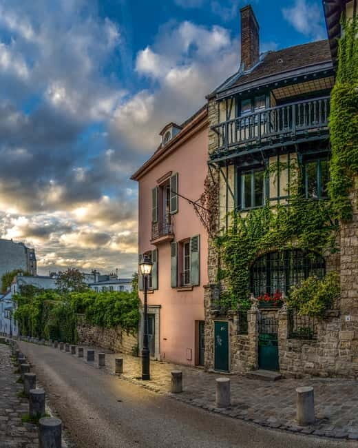 Paris: Montmartre Highlights Walking Tour with a Local Guide - What You Can Expect: Logistics, Value, and Experience