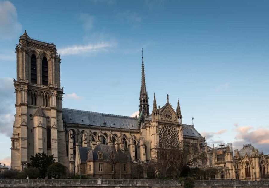 Paris: Notre Dame Outdoor Tour with Sainte-Chapelle / Crypt. - The Value of Guided Knowledge and Flexibility