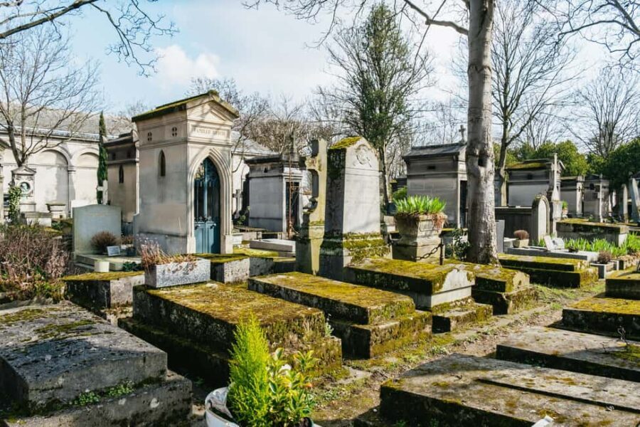Paris: Pere Lachaise Cemetery Guided Tour - The Value of a Guided Tour in Pere Lachaise