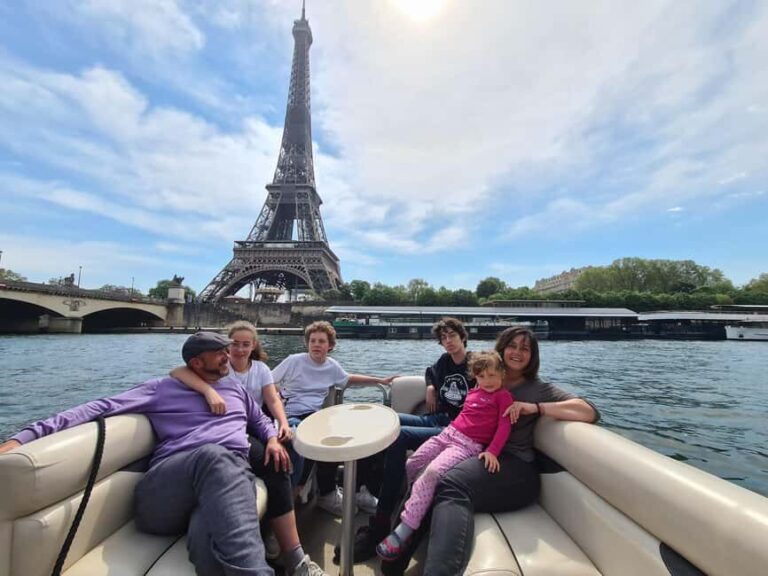 Paris: Private pontoon boat cruise on the Seine - An In-Depth Look at the Experience