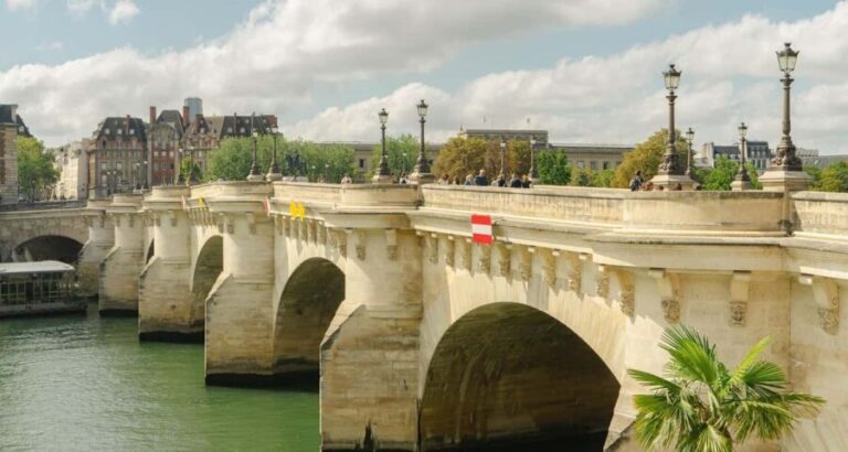Paris: Private Walking Guided Tour of City's Highlights - The Value of a Private Guide in Paris