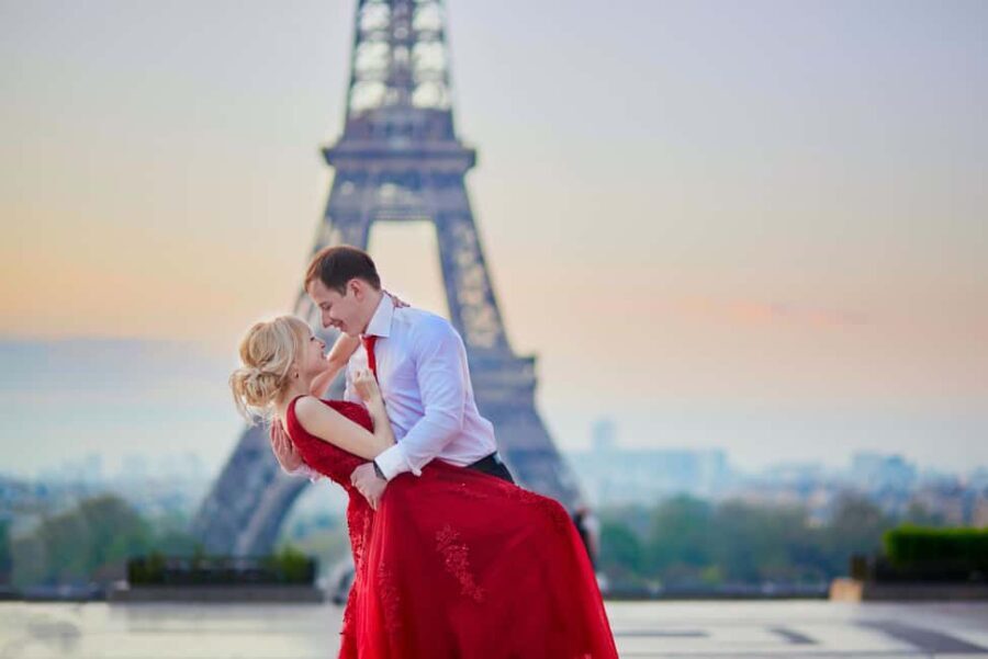 Paris: Romantic Couple Photoshoot (with flower bouquet!) - The Itinerary and Photography Spots