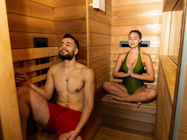 Paris: Seine Yacht Hotel Stay & Paradis Latin Cabaret show - Who Will Love This Experience?