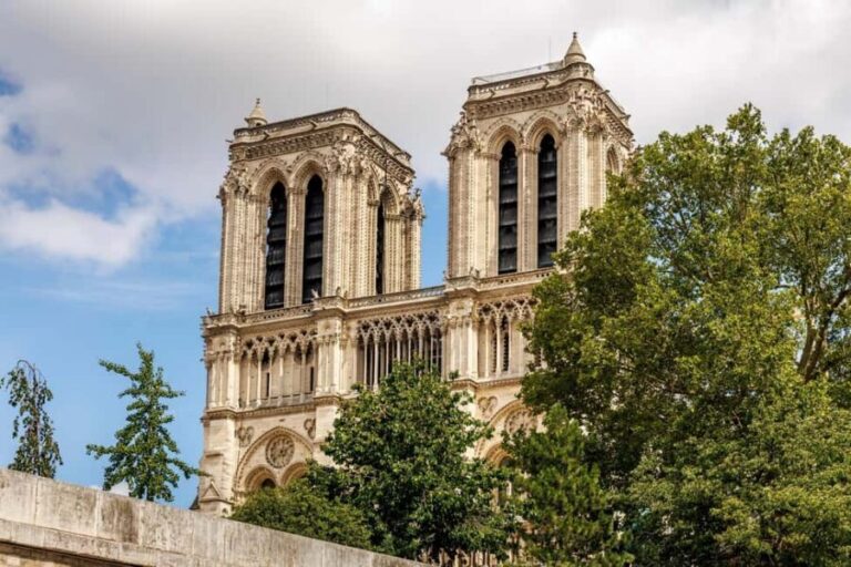 Paris: Walking Tour with Notre Dame or Ste-Chapelle Access - Île de la Cité: Heart of Paris