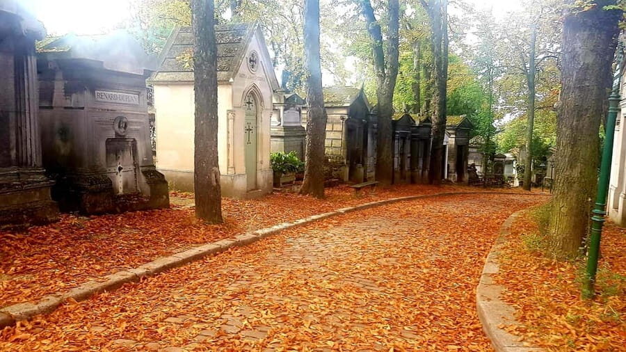 Père-Lachaise : histoires et mystères contés par un comédien - What Makes This Tour Special?