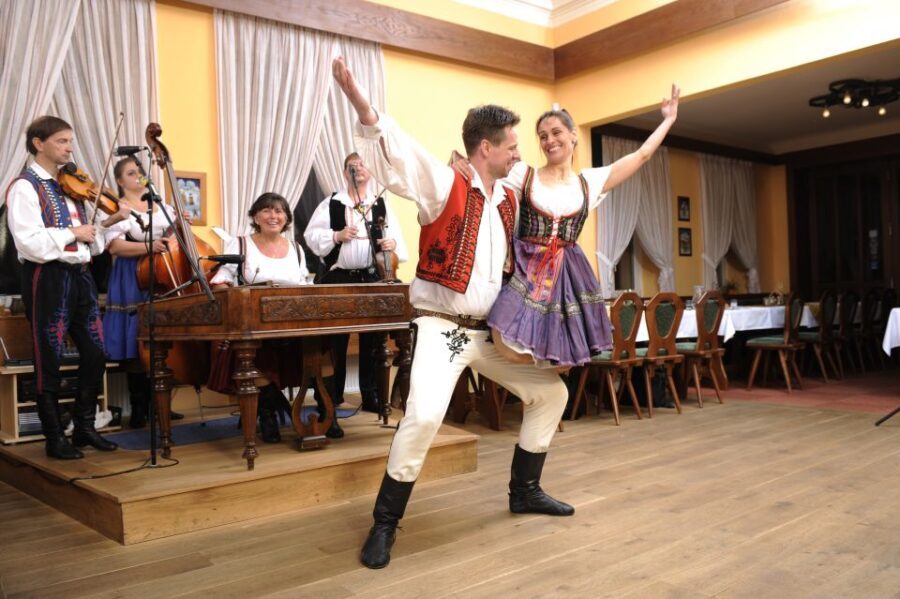Prague: Traditional Folklore Evening with Dinner & Music - Dinner and Drinks