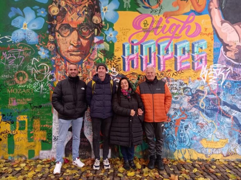 Prague : Visite insolite avec un guide journaliste français - What Sets This Tour Apart