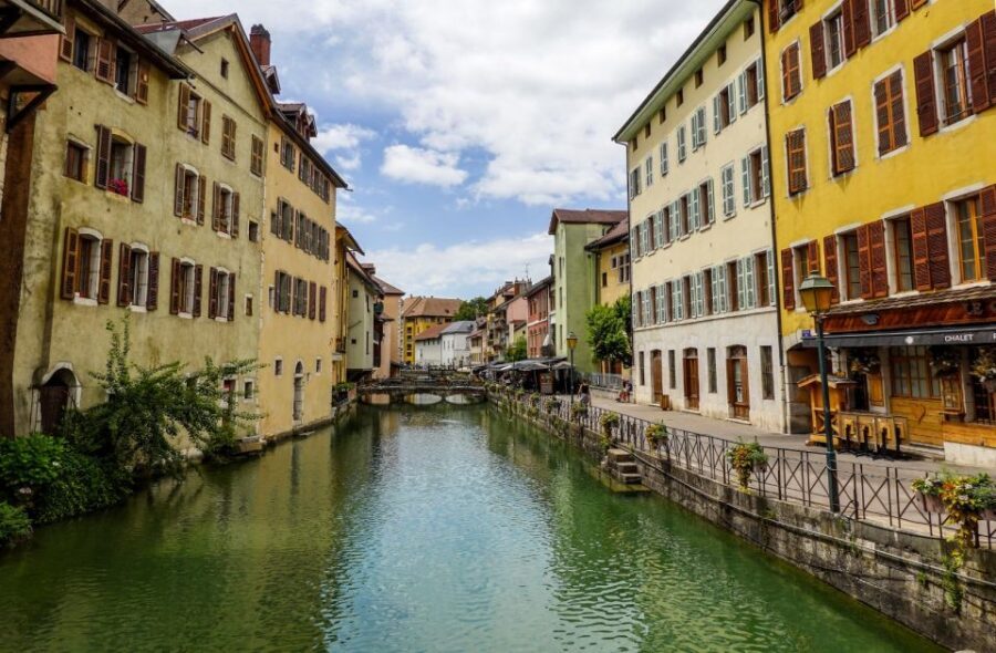 Private 2-hour Walking Tour of Annecy with official guide - Practical Details That Matter