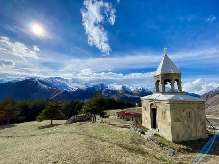 Private day trip to Stepantsminda, Kazbegi Mountains & Sno - Exploring the Ananuri Fortress